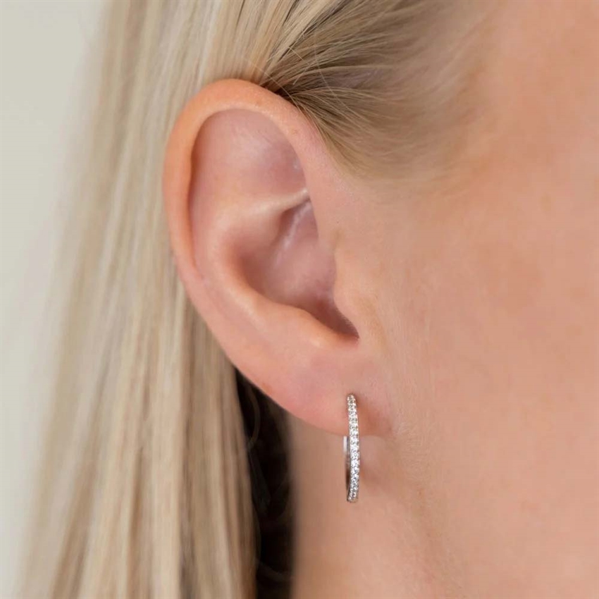 Joanli Nor JUNENOR creoler i sølv med zirkonia på model